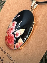 Load image into Gallery viewer, Floral Pendent
