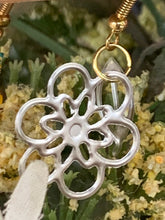Load image into Gallery viewer, Mango Cart Mini Flowers
