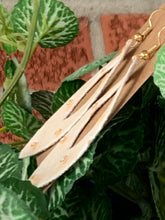 Load image into Gallery viewer, White Ostr*ch Oval Points
