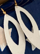 Load image into Gallery viewer, White Ostr*ch Oval Points
