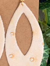 Load image into Gallery viewer, White Ostr*ch Oval Points
